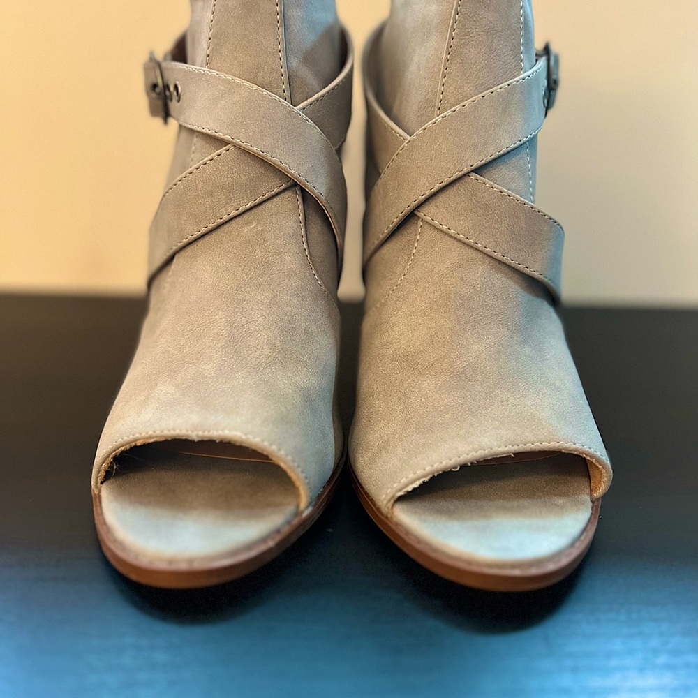 Cupid, Size 9 1/2, Gray Suede Peep Toe Chunky Sandals